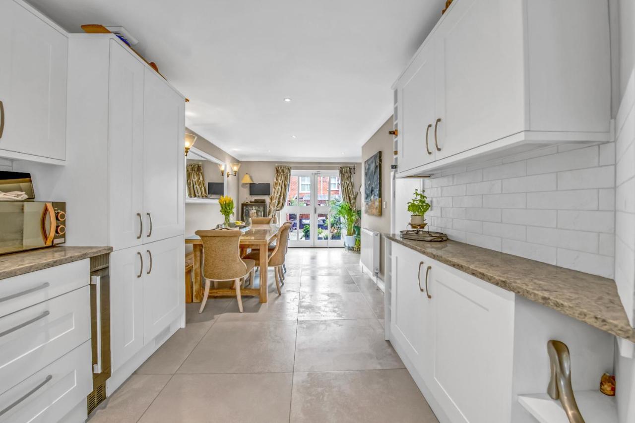 Stylish 3 Bedroom Townhouse For 5 Guests, Set In The Medieval Grid With Off Street Parking Bury St. Edmunds Luaran gambar