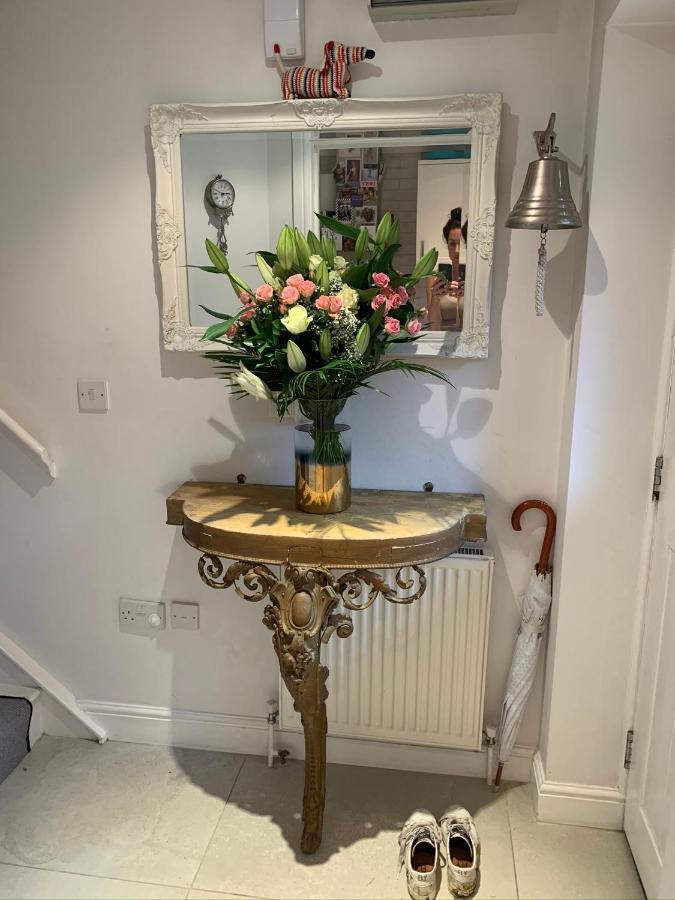 Stylish 3 Bedroom Townhouse For 5 Guests, Set In The Medieval Grid With Off Street Parking Bury St. Edmunds Luaran gambar