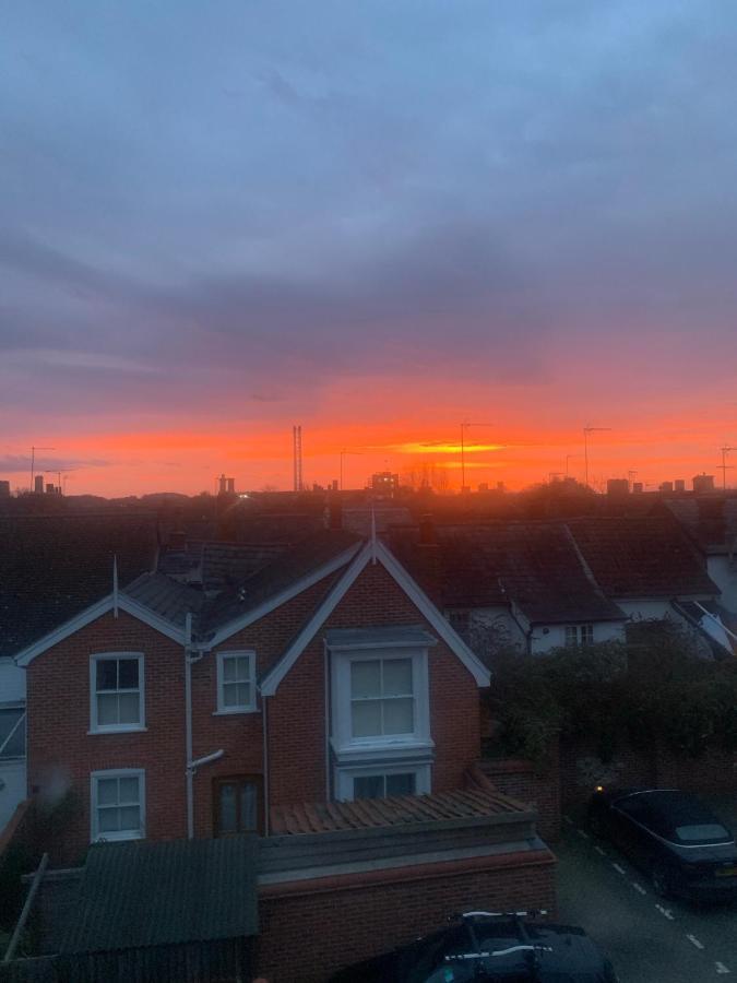 Stylish 3 Bedroom Townhouse For 5 Guests, Set In The Medieval Grid With Off Street Parking Bury St. Edmunds Luaran gambar