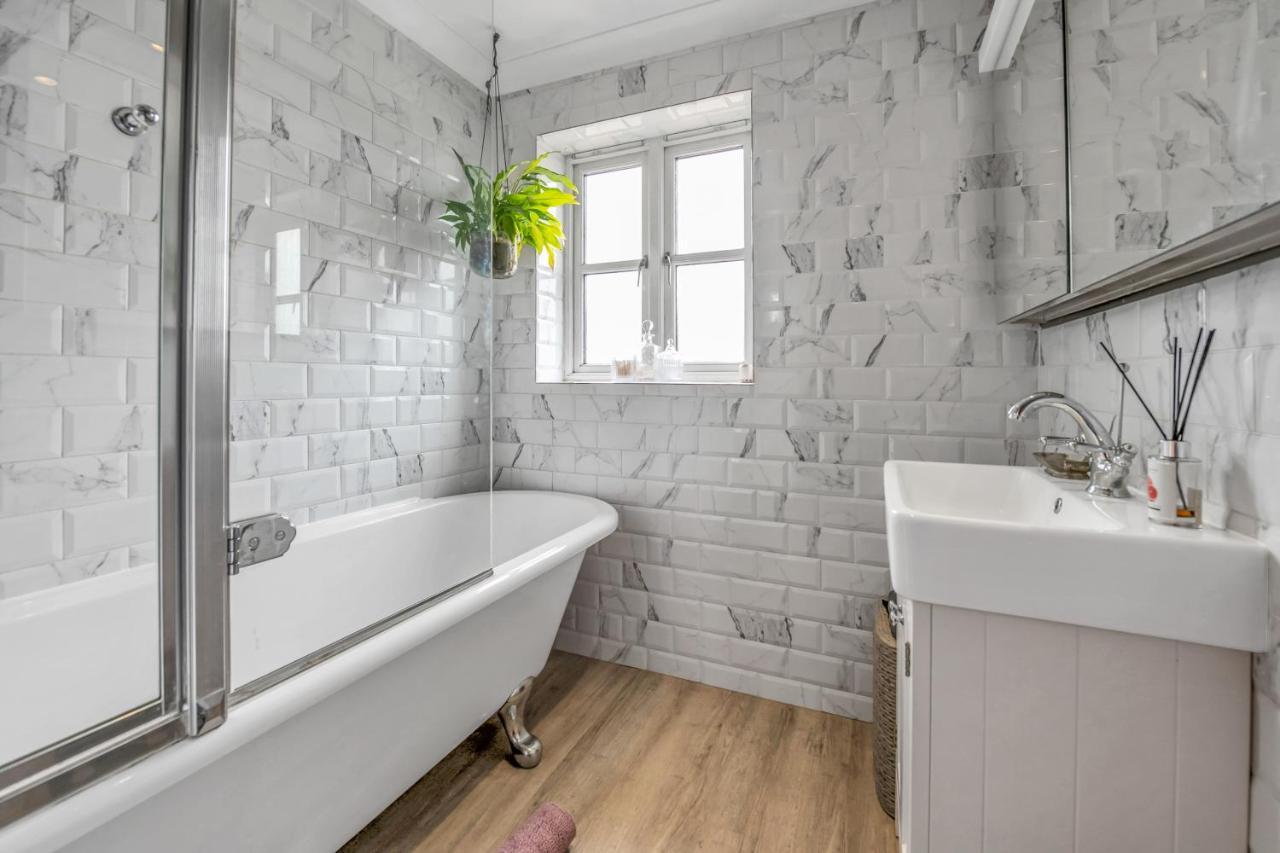 Stylish 3 Bedroom Townhouse For 5 Guests, Set In The Medieval Grid With Off Street Parking Bury St. Edmunds Luaran gambar