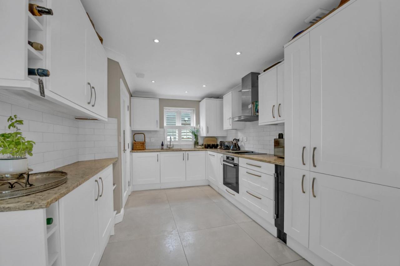 Stylish 3 Bedroom Townhouse For 5 Guests, Set In The Medieval Grid With Off Street Parking Bury St. Edmunds Luaran gambar