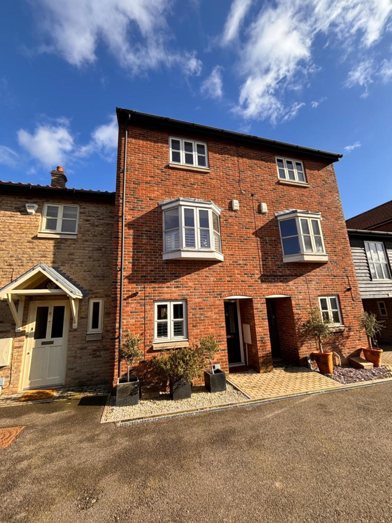 Stylish 3 Bedroom Townhouse For 5 Guests, Set In The Medieval Grid With Off Street Parking Bury St. Edmunds Luaran gambar